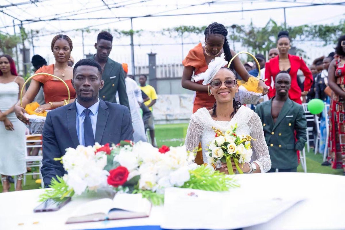 237mood_X's tweet photo. #wedding #waapapa
Félicitations également au comédien Arrache clou qui s’est fait épousé hier par sa compagne, il qu’elle ne lui a pas perdu du temps comme les autres…😊

Heureux ménage au couple 🥳🍾

#TesDansLeMood https://t.co/Ccq3zNpcGq