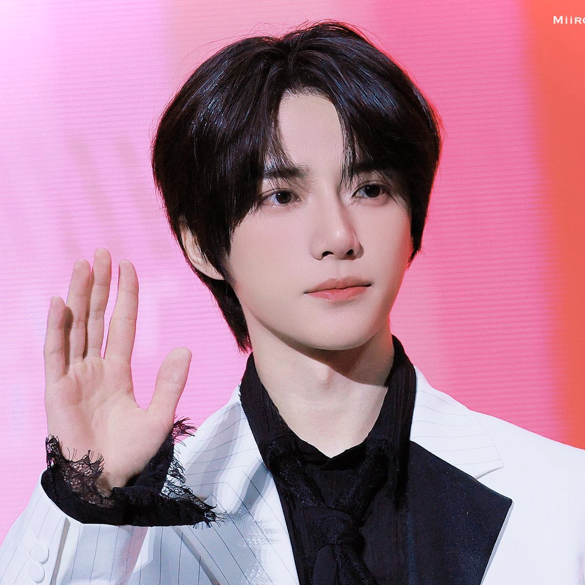 ghostingsoobin's tweet photo. there’s an article describing beomgyu after today’s red carpet as "prettier than a girl" 😭  whoever wrote it is seriously so right because such simple makeup really highlights his delicate, soft features and makes him look extremely pretty https://t.co/5GqKPslWIA