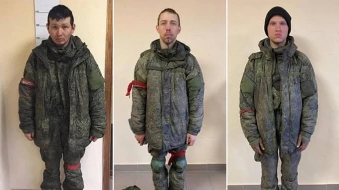 MichaFiszer's tweet photo. Chętnych do służby w SWO coraz mniej

Miesięczny żołd rosyjskiego żołnierza kontraktowego na froncie wynosi obecnie zazwyczaj od 200 000 do 260 000 rubli (w przeliczeniu około 9 800 – 12 700 złotych).Stawka ta zależy od stopnia wojskowego, pełnionej funkcji oraz dodatków bojowych za udział w konkretnych operacjach ofensywnych. Dla mieszkańców biednych rosyjskich regionów są to kwoty astronomiczne, stanowiące wielokrotność lokalnych rocznych zarobków.

W rosyjskiej armii korupcja na szczeblu oficerskim ma charakter systemowy. Dowódcy batalionów i kompanii wypracowali brutalne metody, by przejmować pieniądze swoich podwładnych. W wielu jednostkach panuje system mafijny. Jeśli żołnierz chce uniknąć wysłania na pierwszą linię frontu do tzw. „mięsnego szturmu” i woli służyć na bezpieczniejszym zapleczu (np. w logistyce lub przy pilnowaniu magazynów), musi oddawać swojemu dowódcy stały procent z miesięcznego żołdu – często połowę całej kwoty.

Dowódcy celowo nie zgłaszają wyższym przełożonym śmierci swoich żołnierzy przez wiele tygodni, a nawet miesięcy. Przez cały ten czas system centralny nadal przelewa żołd na karty bankowe zabitych. Oficerowie, którzy odebrali telefony i dokumenty poległym, po prostu wypłacają te pieniądze w bankomatach lub przelewają na własne konta. Oficjalne urlopy w strefie bojowej są rzadkością. Dowódcy traktują je jako prywatne źródło dochodu. Za podpisanie zgody na kilkudniowy wyjazd do domu lub rotację na tyły żołnierz musi zapłacić oficerowi łapówkę, która często równa się wartości jednego lub dwóch miesięcznych żołdów.

Sposobów na wyciągnięcie pieniędzy od podwładnych jest mnóstwo. W rezultacie żołnierze wcale nie zarabiają tyle, ile mają zapisane na papierze. Ich bezpośredni przełożeni którzy ich okradają, też się sami nie dorabiają. Ten proceder jest tylko dlatego bezkarny, że sami opłacają się oni wyższym przełożonym, a ci jeszcze wyższym. W ten sposób rosyjskie wojsko niewiele się różni od typowej mafii, zresztą jak całe państwo.

Jednocześnie coraz więcej ludzi w Rosji wie, jakim piekłem jest front. Jak łatwo zginąć albo zostać ciężko okaleczonym, a kalekami w Rosji nikt się nie zajmuje, wegetują za marne zasiłki. Ludzie wiedzą o brutalnych karach, o biciu, o przywiązywaniu do drzew na pastwę ukraińskich dronów, o głodzeniu. A i sama służba ciężka, wszystko trzeba na front nosić 20 km i więcej, amunicję, żarcie, środki opatrunkowe, uzbrojenie, paliwo do agregatów, drony, wszystko co jest potrzebne. Same szturmy to też pokonywanie dziesiątek kilometrów, w błocie, zimą w śniegu. Życie w ziemiankach i okopach też podłe, brudne, zimne, mokre i spocone.

Czy będzie mobilizacja?
W tym momencie zaczyna to być pomału koniecznością. Straty systematycznie rosną w wyniku wysokiej skuteczności działań ukraińskich dronów, ale nie tylko, także ognia artylerii i bomb lotniczych, min czy od ognia broni maszynowej. Obecnie straty bezpowrotne zaczynają przekraczać 40 000 miesięcznie, są to zabici oraz okaleczeni na tyle, że nie nadają się już oni do służby frontowej. Niedobór od początku roku wynosił 3000 do 4000 żołnierzy miesięcznie, to znaczy o tyle straty są większe od rekrutowania kolejnych ochotników. Liczba podpisywanych kontraktów nie pokrywa ubytków na skutek strat i na skutek kończenia niektórych kontraktów, bo mimo wszystko część żołnierzy po zakończeniu swoich umów wraca do cywilnego życia. Dlaczego jedni są zwalniani, a inni trzymani, tego nikt nie wie. W każdym razie nie zawsze się da trzymać ludzi w wojsku, a niektórych sami dowódcy nie chcą na oczy widzieć.

Ta różnica zaczyna się coraz bardziej pogłębiać, bo straty rosną, a chętnych do służby coraz mniej. Ludzie mają pełną wiedzę jak jest naprawdę, że właściwie do domu mogą wrócić w przysłowiowej trumnie albo ciężko okaleczeni, dlatego nawet duże pieniądze już nie pomagają.

Nieuchronnie nadchodzi moment, kiedy jedynym wyjściem będzie mobilizacja. Ale Władimir Putin nie chce się na to zdecydować. Ma bowiem pełną świadomość, jak to zostanie przyjęte. Nie przez ludzi oczywiście, ale przez jego własną nomenklaturę, przez oligarchów, administrację, ministrów… Inwestycje w regionach leżą bo pieniądze na kontrakty wydrenowały regionalne i obwodowe kasy, dramatycznie brakuje też rąk do pracy. A jak dojdzie do tego mobilizacja? Kto zostanie do roboty? To będzie gospodarcza katastrofa, nie mówiąc już o wszelkich innych kosztach. Bo przecież trzeba będzie jeszcze bardziej zwiększyć zakupy uzbrojenia i wyposażenia, jakoś trzeba będzie tą zmobilizowaną armię wyposażyć i uzbroić.

No dobrze, zmobilizuje się ludzi, Ukraina padnie, a co z kolejnymi państwami? Po mobilizacji Rosja długo nie podniesie się na tyle, by móc ruszyć do kolejnych walk. Dlatego uważamy, że zostanie to rozwiązane inaczej. Mobilizacja będzie, ale skryta i ograniczona. Będą zgarniać tylu ludzi, ilu aktualnie brakuje do uzupełnienia szeregów. Będą oni po cichu „busikowani”. Oczywiście będą pakować zwykłych ludzi, bo wszelkich bezdomnych oraz tzw. meneli już dawno zwinęli. Zawieźli ich siłą do wojenkomatów, dali pod nos papier i kazali podpisać. Co miał taki przepity biedak zrobić? Z reguły ludzie z marginesu społecznego nie mają zbyt wysokiego mniemania o własnej wartości, zahukano ich, zastraszono i na front. Podobno Petersburg to tak oczyszczono, że musieli zamknąć niektóre bary piwne, bo nie było klientów, dotąd wałęsali się pod dworcami, a tu się nagle rozpłynęli. Teraz będą więc zgarniać ludzi mających rodziny, pracujących, uczących się. Ale kto się tym będzie przejmował, jak ojczyzna w potrzebie?

PS. Po przeczytaniu tego tekstu na FB pewien człowiek zapytał, czy w Rosji mobilizuje się młodzież. 
Myślałem, że jasno napisałem, że w Rosji nikogo się nie mobilizuje oficjalnie, system jest kontraktowo-ochotniczy, a "mobilizacja" polega na agresywnym nakłanianiu przestępców, bezdomnych czy dłużników, ale także obcokrajowców przyłapanych na pracy na czarno, do podpisywaniu kontraktów. Także tych, kto podpadł jakimś lokalnym kacykom, władzy czy mafii, co w Rosji może być jednym i tym samym. BARDZO agresywnym, właściwie można powiedzieć - przemocą. 
Ale poza tym nikogo nie mobilizują. 

Na zdjęciu - elita rosyjskiej armii

Jeśli chcecie, żebym poświęcał swój czas na te wpisy, jeśli w ogóle chcecie je czytać, to poproszę o kawkę. To tylko kilka złotych, a mnie rekompensuje włożony w tę pracę czas.  https://t.co/pPHnCSlfpS