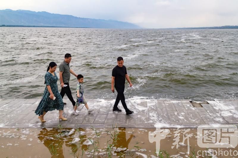 photo_cns's tweet photo. Tourists visit the Rainbow Salt Lake Scenic Area in Yuncheng City, Shanxi Province on July 11, 2026. 
(Photo by Jiang Hua/CNSPHOTO)
#ImageChina #影像中国 https://t.co/ngYaMatfA6