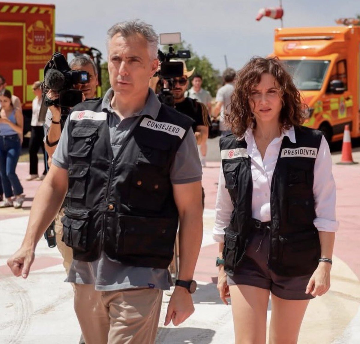 Alissonofabitch's tweet photo. Se me revuelven las tripas de pensar que en medio de la tragedia, a alguien le pareció buena idea mandar a otro alguien a una reprografía a bordar unos cuantos chalecos con carguitos para la gente importante que iba a subir a la sierra a ver el monte arder. https://t.co/z0OcE4qUHJ