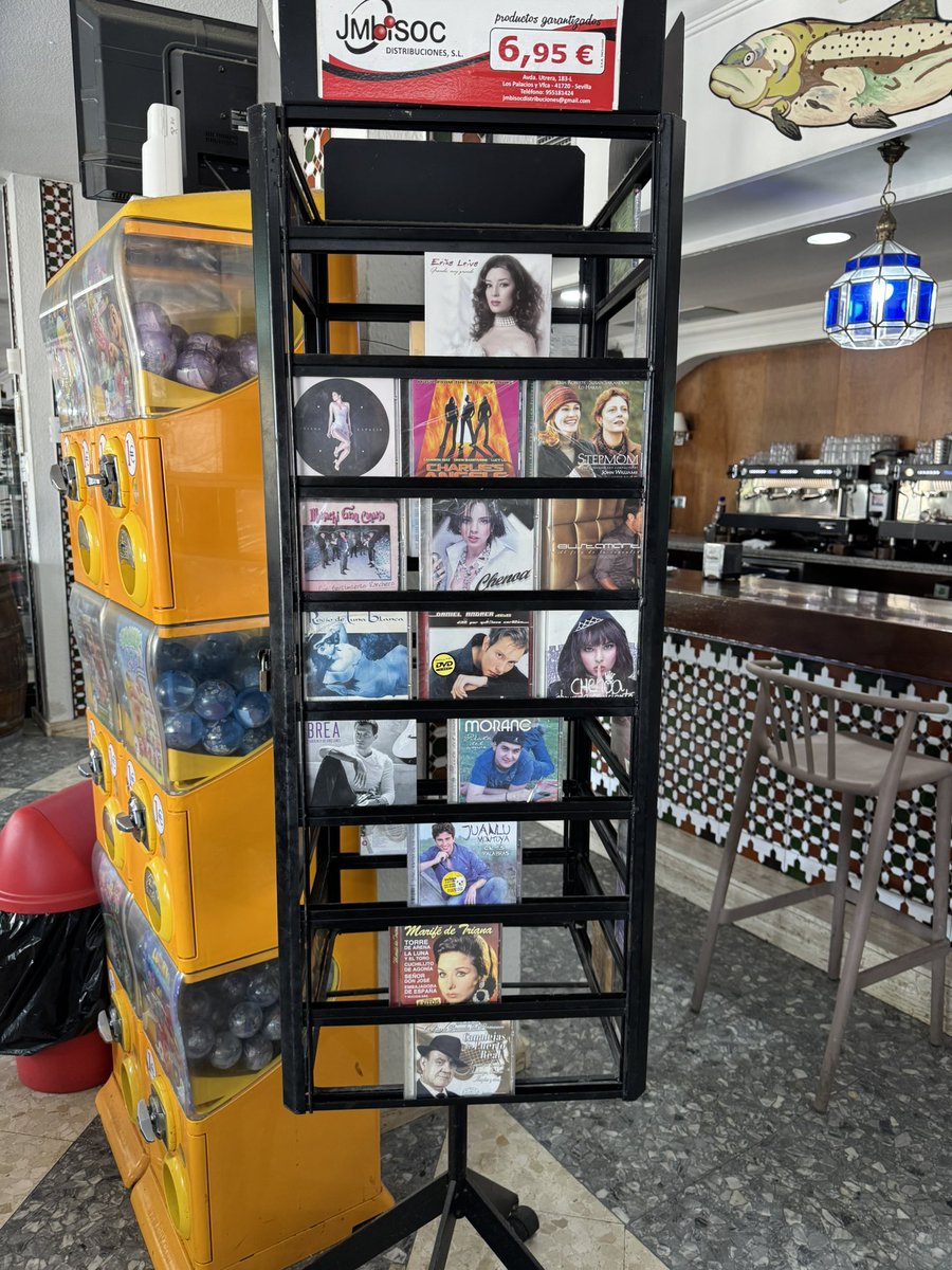 elequidistante's tweet photo. Bar de carretera. Expositor de CDs a 6,95 euros.

Chenoa, Bustamante, Marifé de Triana y la banda sonora de Los Ángeles de Charlie.

Al lado, las máquinas de bolas.

Ese expositor lleva veinte años sin reponerse y no lo ha quitado nadie.

Recuerdos de la España que un día fue feliz.
