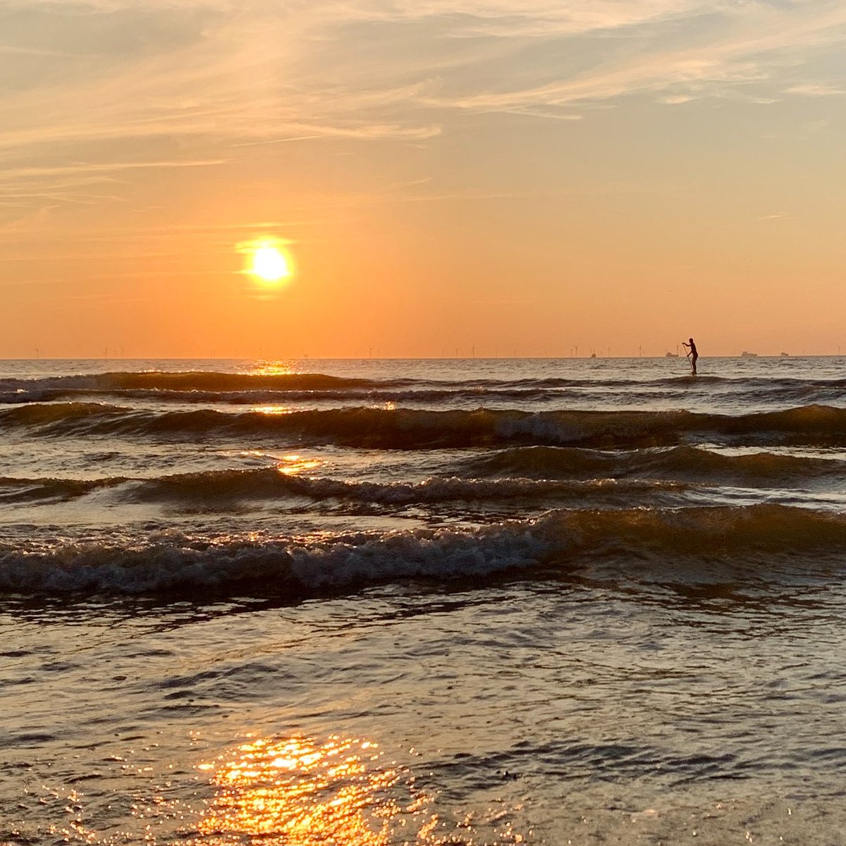 eventjes's tweet photo. Een badplaats naast de deur hebben heeft zo zijn voordelen. Je stapt op je fiets en kunt precies de mooiste momenten pakken.
Ja, in Den Haag en op Scheveningen woon je gewoon op een vakantiebestemming...
#depier #scheveningen #zonsondergang #strand https://t.co/qHZQcL7Ew3