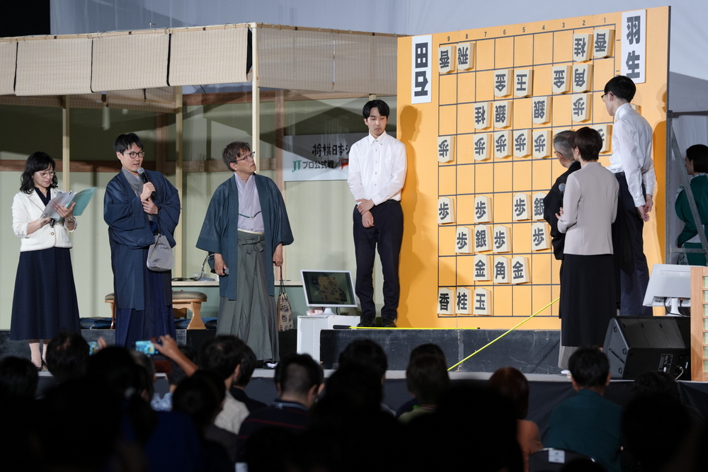 shogi_mobile's tweet photo. #ShogiLive 文＠静岡＞第47回将棋日本シリーズ静岡大会、JTプロ公式戦で石田六段が羽生九段に勝ち、初出場で初勝利を飾りました。２回戦は中国大会で永瀬拓矢九段と対戦。次回は８月１日（土）、福岡大会で八代弥八段と増田康宏八段が戦います。 https://t.co/IeDuPJ8KpP