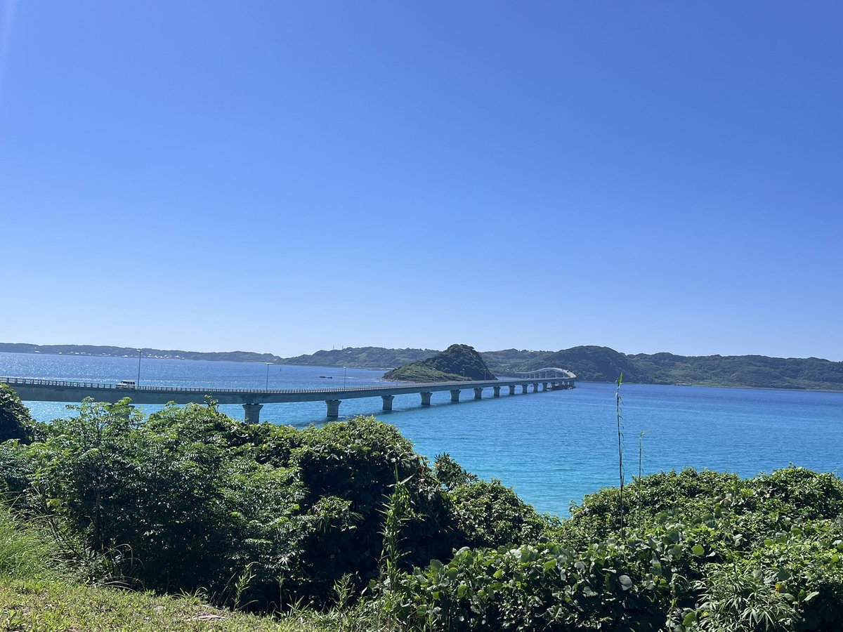 Ataoka_KuRumin's tweet photo. 角島大橋到着🚗✨
👉🏻 https://t.co/8rBo3ZUOxc

これ見た事ある〜！でテンション上がり、
うわぁ、ここやぁ〜んって🫣✨

マジで海が沖縄🌴👀

キレ〜イ、ヤバァ〜、沖縄ァ〜
しか言葉が出なかった🫠

ここはもう沈黙
ひたすらに眺める時間。

関門海峡〜日本海ドライブ半端ないね。
エメラルドグリーンとブルーのグラデーションが最高で感動。

#クル来るくるみ旅