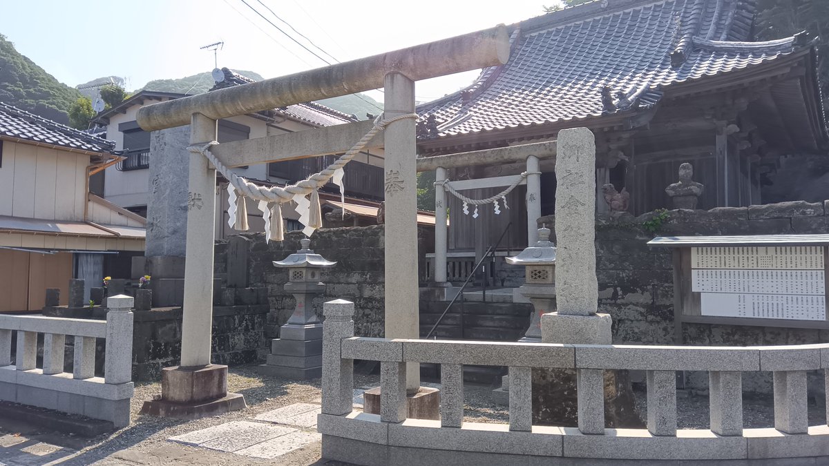 cogaino's tweet photo. 富津市・金谷神社。内房線浜金谷駅や東京湾フェリー金谷港の南、鋸山の麓に鎮座。拝殿には大絵馬、脇の建物には大鏡鉄が納められている。普段は無人だが七月第四土日が祭礼で拝殿に宮司さんがおり、御朱印を書き入れして頂くことが出来た。駐車場無し。金谷港の駐車場に停めてくるのが良さそう。 https://t.co/d7KSaXq92F