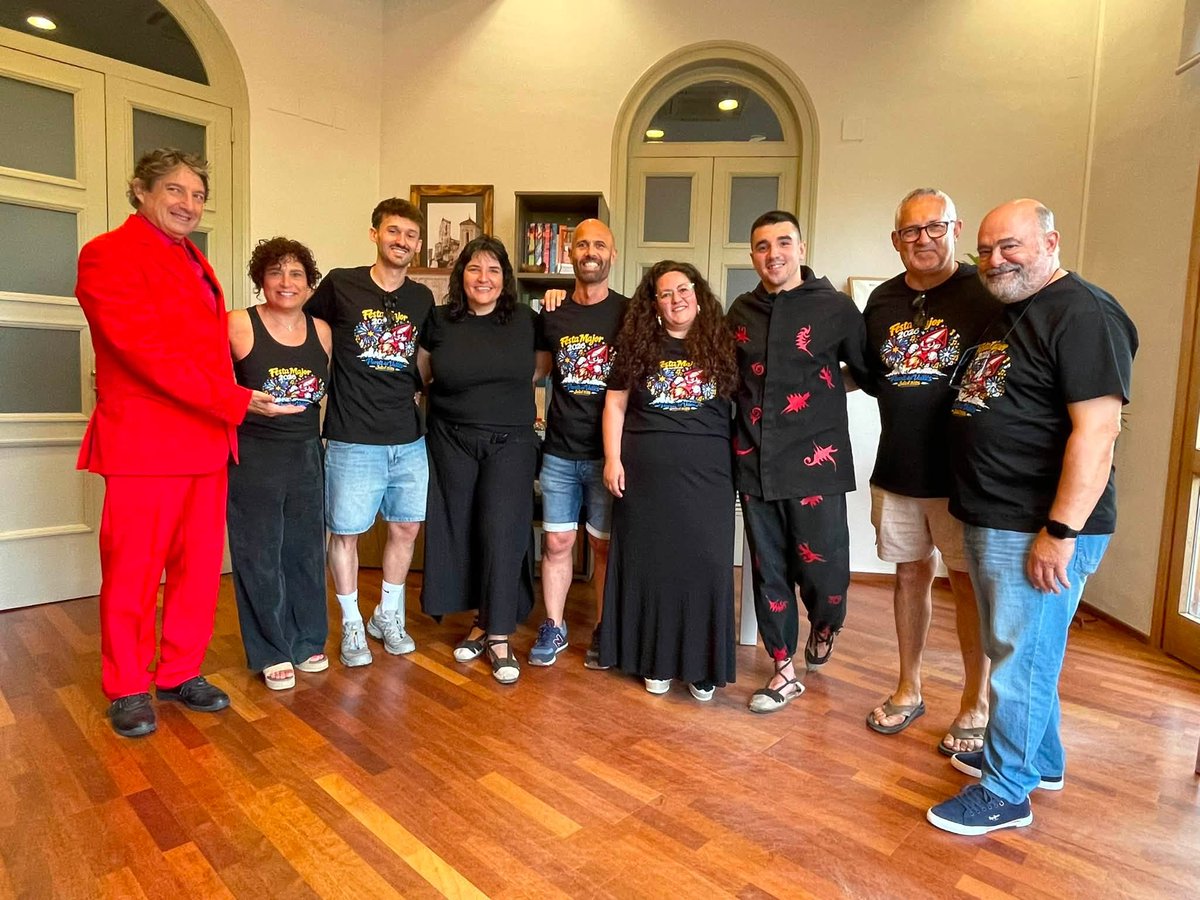 JordiSeguer's tweet photo. Amb el Toc dâinici i el pregĂł dels 30 anys de les Colles de Gegants i Diables Parets amb el director de teatre Robert Gobern com a mestre de cerimĂČnies ha començat aquest divendres a la tarda, de manera oficial, la Festa Major dâEstiu #Parets 2026. https://t.co/9n1nZVMAEm