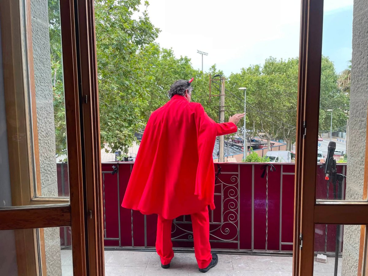 JordiSeguer's tweet photo. Amb el Toc dâinici i el pregĂł dels 30 anys de les Colles de Gegants i Diables Parets amb el director de teatre Robert Gobern com a mestre de cerimĂČnies ha començat aquest divendres a la tarda, de manera oficial, la Festa Major dâEstiu #Parets 2026. https://t.co/9n1nZVMAEm