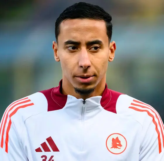 LAROMA24's tweet photo. 🟡🔴 Calciomercato Roma, Salah-Eddine in uscita: il terzino non partirà per il ritiro in Galles

▶️ https://t.co/crqTvHejtt

#AsRoma https://t.co/WBG2hb37Ke