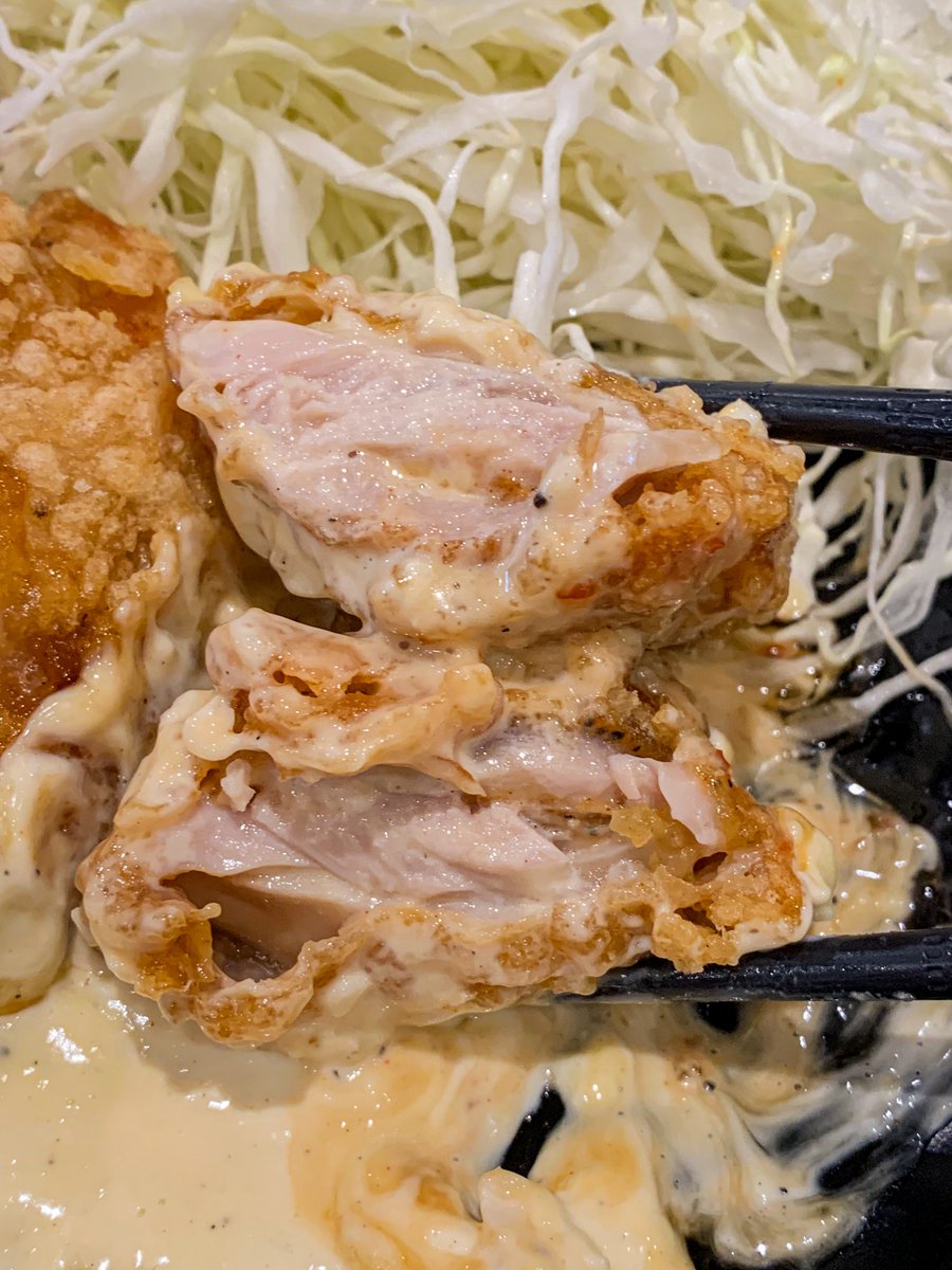 whatdoueattoday's tweet photo. ไก่ทอด karayama เลยคับ🍗✨ เป็นร้านที่ทอดไก่คาราเกะได้โหดมากๆ แป้งบางกรอบกำลังดี เนื้อไก่ฉ่ำไม่อมน้ำมัน พวกซอสจิ้มก็โคตรอร่อยเลย🥹 หรือจะไก่ทอดซอสนัมบังก็นัวมากกกกก เซ็ตนึง 200 กว่าบาทแต่อิ่มจุก อย่าให้ร้านดีๆหายไปเลยน้า แค่นี้ก็หาสาขากินยากแน้วแงงงงงง https://t.co/dJl1bkafZT