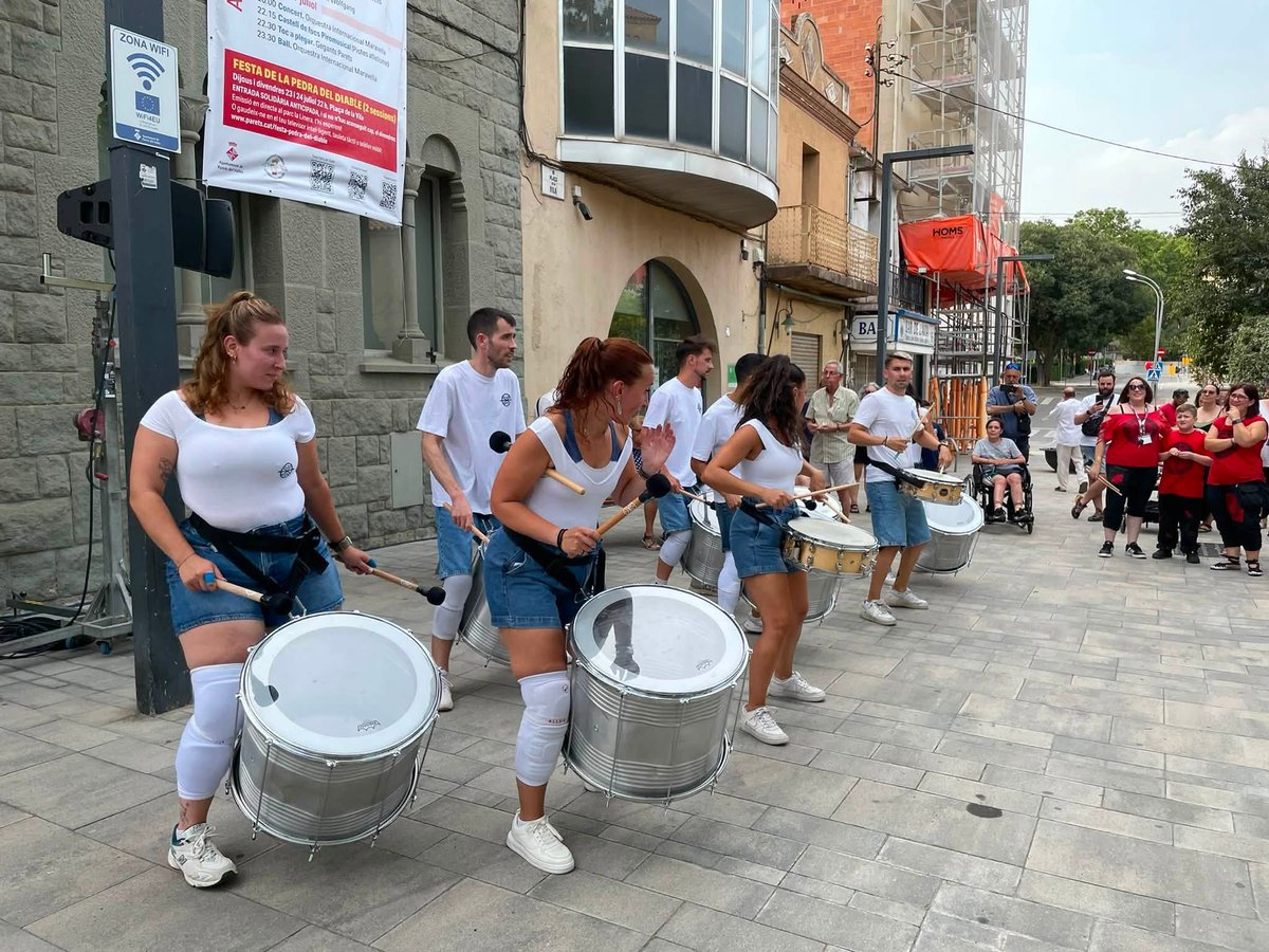 JordiSeguer's tweet photo. Amb el Toc dâinici i el pregĂł dels 30 anys de les Colles de Gegants i Diables Parets amb el director de teatre Robert Gobern com a mestre de cerimĂČnies ha començat aquest divendres a la tarda, de manera oficial, la Festa Major dâEstiu #Parets 2026. https://t.co/9n1nZVMAEm