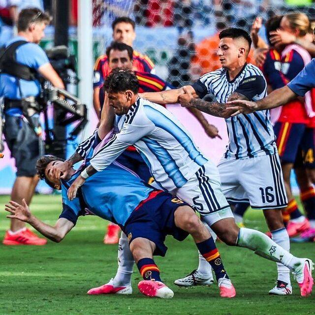 Trivela_Futebol's tweet photo. 🇦🇷アルゼンチンのファンが
「不正だ、決勝戦をやり直せ」という署名を募集し6万人も集まった！！
とドヤった一方で、

その頃世界では、
「アルゼンチンをW杯から永久追放しろ」という署名に
に2,300万人の署名が集まりました😇

とりあえず、アルゼンチンはあまり騒がないほうが良い…
もう既に不正がどうのこうの以上の問題になっておるのですよ…