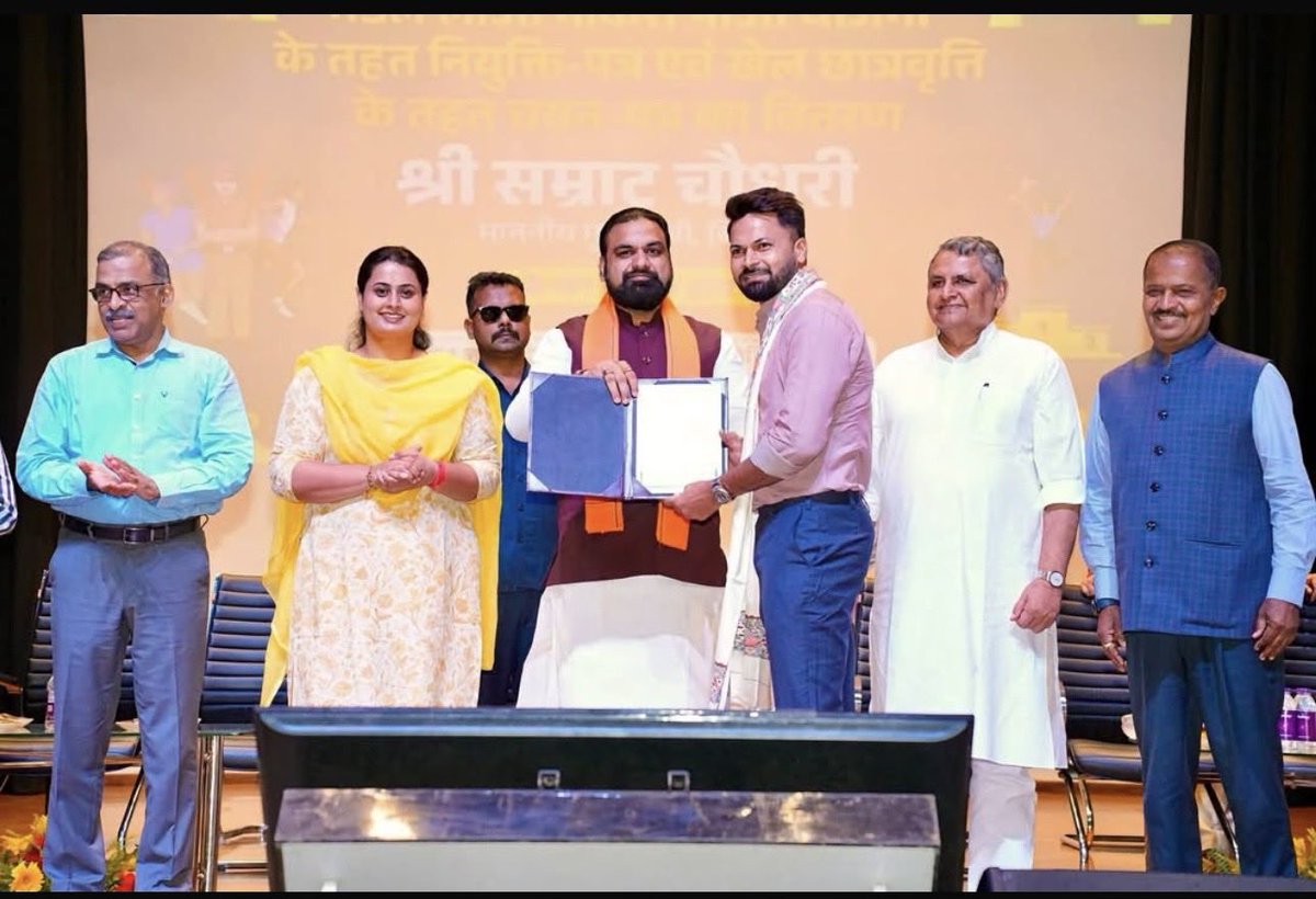 ksmukku4's tweet photo. From the cricket field to serving the people,this journey is truly a blessing. Honoured to join as DSP, Bihar. My sincere thanks to Hon’ble Chief Minister Shri Samrat Choudhary Ji and Hon’ble Sports Minister Sushri Shreyasi Singh Ji for their invaluable support and faith. This is just the beginning of a greater responsibility.Jai Hind🇮🇳