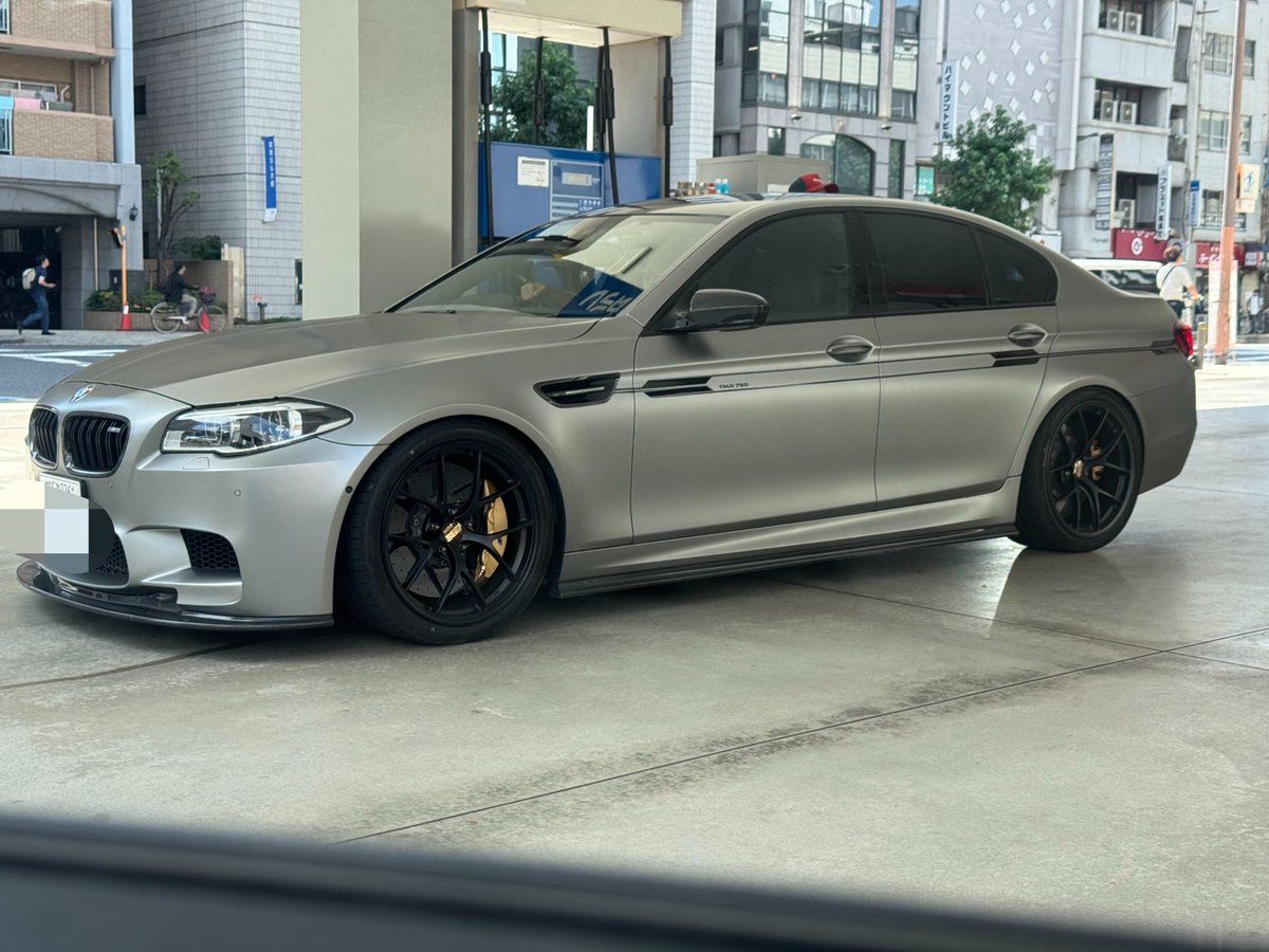 gou_rsv4's tweet photo. えぐいオーラのBMW M5。
横には「TMR750」の文字が。
TECH Mさんのコンプリート車両みたい
ですね。。

全面艶消しシルバー、
えぐいキャリパー。
外観もキマってるな。。
かっこいい。 https://t.co/LJeThzdASt