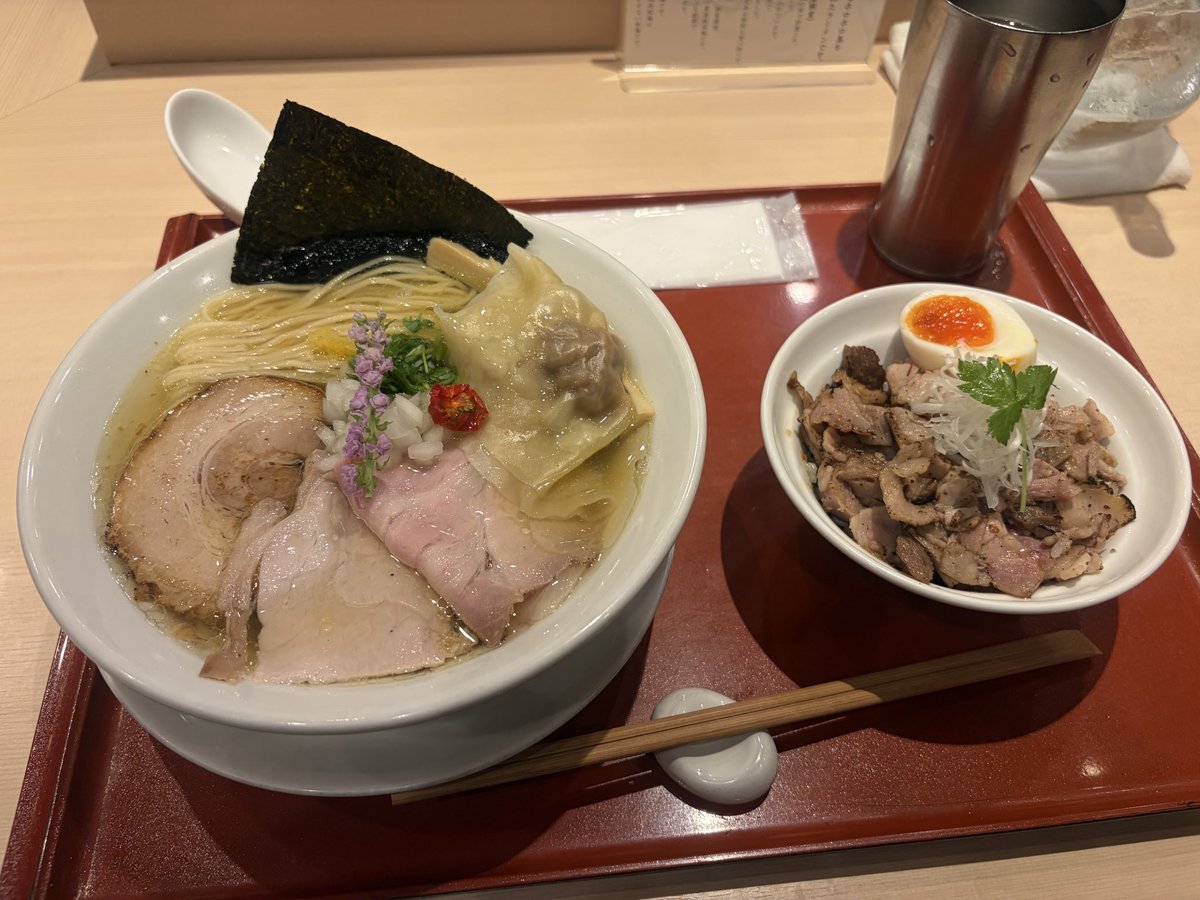 _lemon18's tweet photo. ずっと行きたかったラーメン屋
スープ一口目で違いを感じた https://t.co/whXmwf5ZKf
