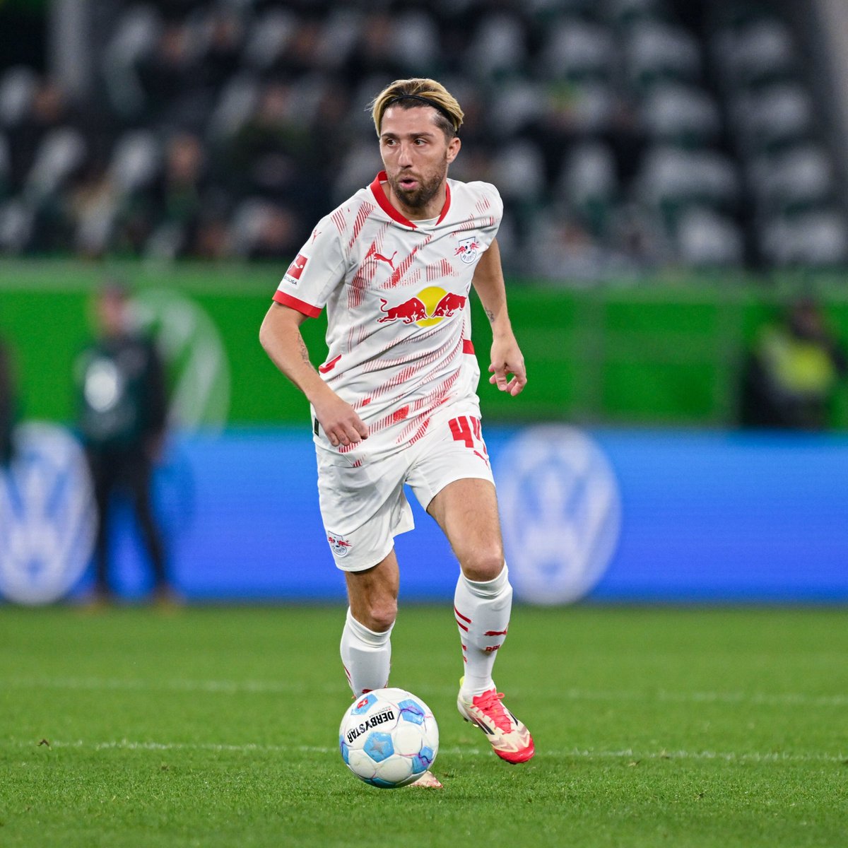 _BeFootball's tweet photo. 🚨 La nouvelle vie de Kevin Kampl 🇸🇮 : de Leipzig à la ferme ! 🚜🌾

Marqué par les décès tragiques de son frère et de son père, il a résilié son contrat avec Leipzig en janvier pour se recentrer sur sa famille. 🥹

Il a tout plaqué pour s'installer dans une ferme traditionnelle à Majorque, où il cultive désormais ses propres fruits, légumes et son huile d'olive. 🫒

Un quotidien paisible pour se ressourcer, même s'il n'exclut pas un retour dans le foot à l'avenir. 👀

(@BILD via @lequipe)
