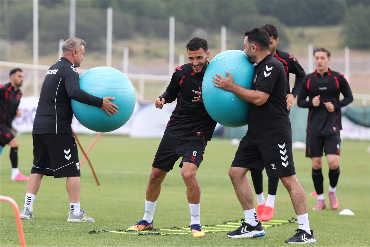 Sivasspor's tweet photo. Günün ilk antrenmanı ✅ ❤️🤍 https://t.co/grOzx2VXf0