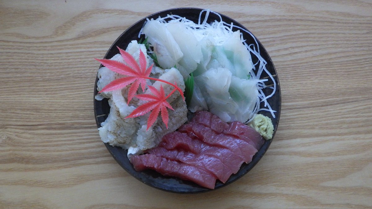OH_taco79's tweet photo. 風呂上り！土曜日なので恒例のアレです。近所で本日購入した沖縄県産の生キハダと兵庫県産マゴチ、そして昨日の購入になるけどハモ炙り（産地は不明やけど愛媛あたり？）をいただきます♪本日開催の天神祭りにハモは必須ですからね(^^)
＃本日のお造り https://t.co/hICJYW7ACI
