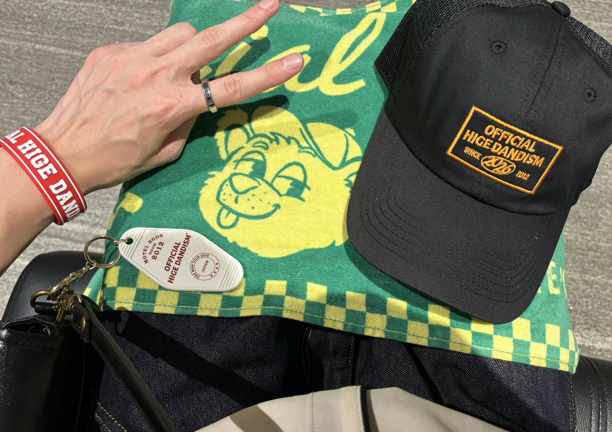 PittyBetty0214's tweet photo. グッズ買えてピース✌️
Tシャツは買えなかったけどロンT買えたのでセーフ‼️ https://t.co/pVYGXXdSRK