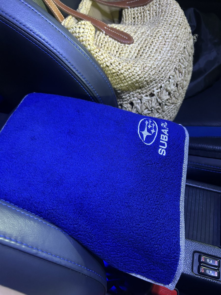 kanons687's tweet photo. 車の肘置きにタオルがなんとか
日焼け止めが付きそうだから昔からしています。 https://t.co/MHF2u7NWSk
