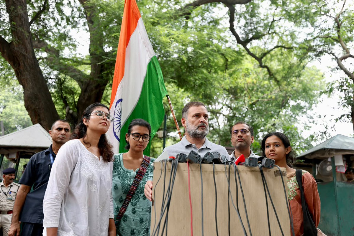 aisa_official_'s tweet photo. AISA's delegation led by @neha_aisa met LoP @RahulGandhi to discuss the assault on public education and the students' movement.

The message remains the same:
No step back. Dharmendra Pradhan must resign. https://t.co/dHH1E6OLnH