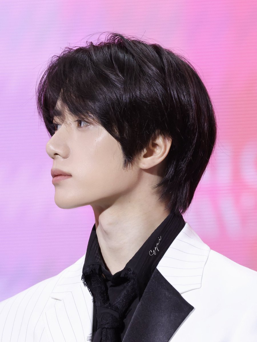 BEOMBASTlC's tweet photo. THAT DAMN JAWLINE WOW JUST WOW https://t.co/msHiR7XBh6