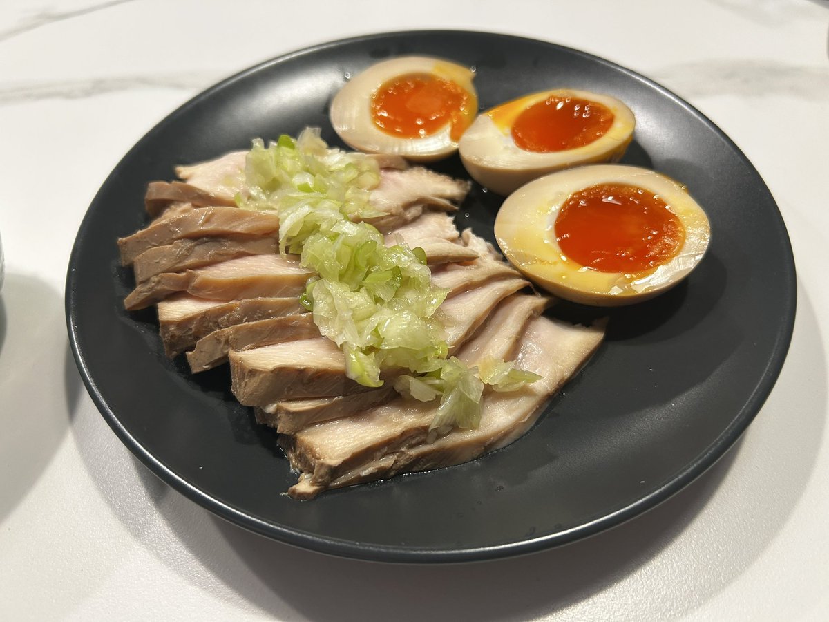 tAkAsh1_engine's tweet photo. 鳥チャーシューと煮卵 https://t.co/wpsUHedqeq