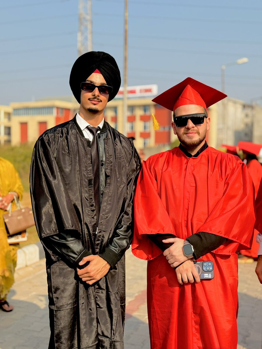 shahnumair1's tweet photo. #postgraduated https://t.co/vhfcQ7w9aM
