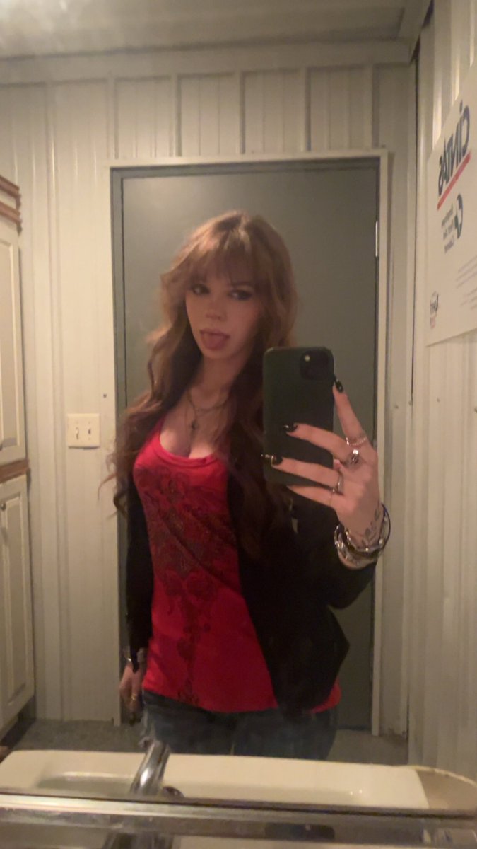 willowxlore's tweet photo. trying something called confidence https://t.co/8joxrFb6o3