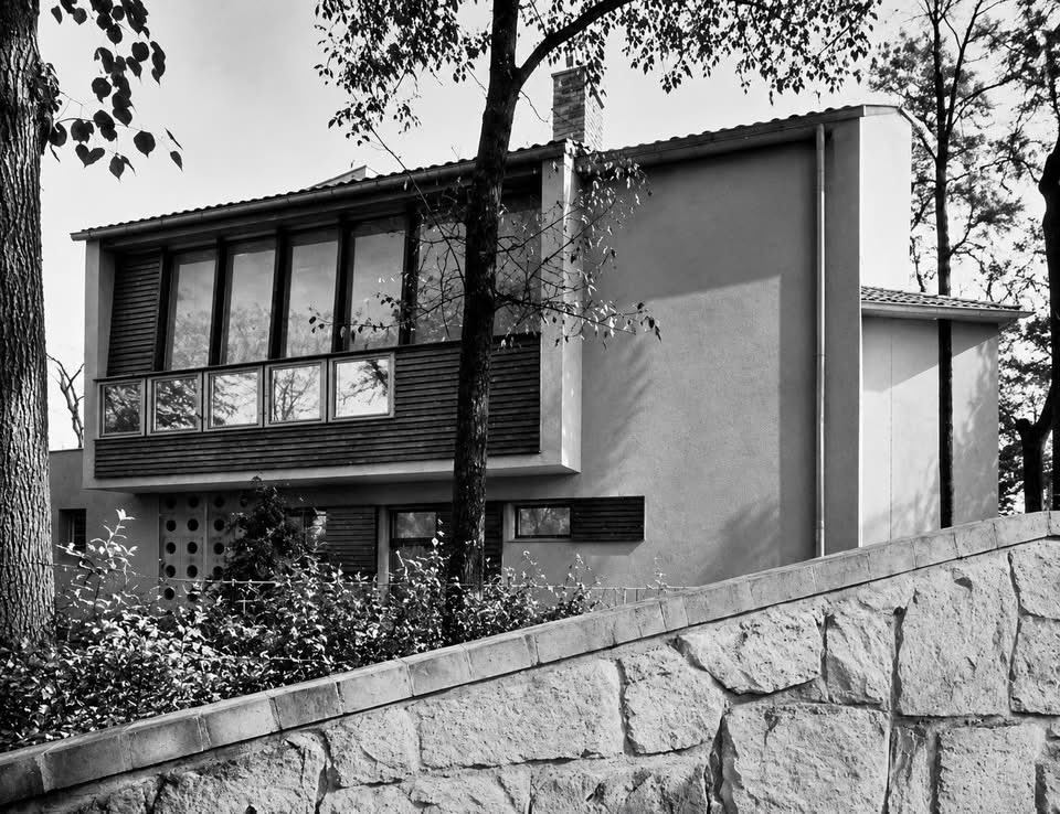 TRES60Blog's tweet photo. Casa Moll, Grunewald, Berlín. Proyectada en 1937 por Hans Scharoun. https://t.co/O4idr78v3r