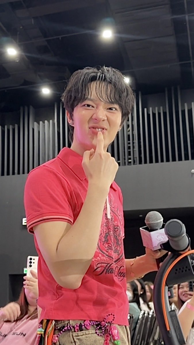 pkrsd27's tweet photo. นิวมานออกตัวแล้วไมค์กระแทกปาก
หันมาโชว์เหยินใส่แม่ กรุจาบ้าาาาา
55555555555555555555

NUNEW 25th BDAY
#25HBDNuNew
#ยิบห้าขวบนุนิวเดย์ https://t.co/r8QbW6WHPJ