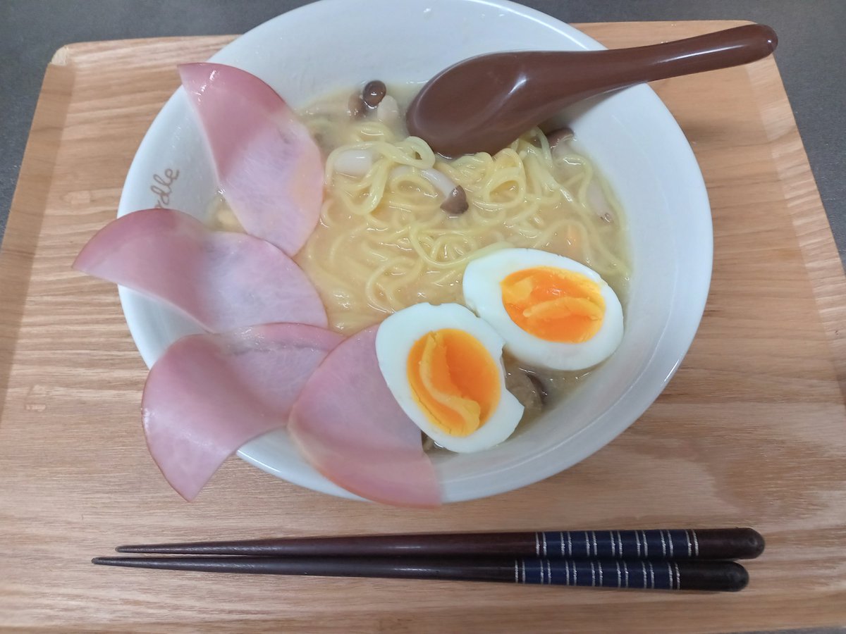 nnishinsu's tweet photo. お昼は、奈良のご当地You Tuber「ナラコミ」さん監修の「ナラコミラーメン」にしました。酒粕は苦手なんだけど、味噌も効いているのかマイルドになっていて、食べやすくなってますね。千代酒造さんの「酒粕」、豊国ヌードルさんの「生麵」が絶妙。
＃ナラコミ　＃千代酒造　＃豊国ヌードル https://t.co/fgWWKZcrYN