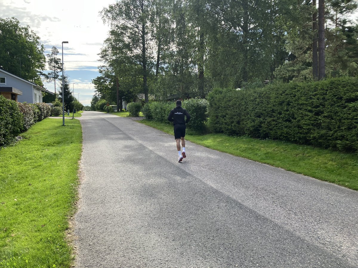 80Hyttinen's tweet photo. Kesän viimeinen treeni pojan kanssa. Illalla hän taas kohti Ruotsia. Uusi seura ja uudet opinnot. #jääpallo #bandy #IFKVänersborg #Ekonomprogram 🇫🇮🇸🇪 https://t.co/yMoWaRrSMv