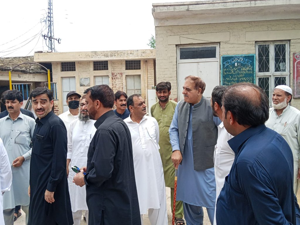 MeFaheem's tweet photo. خیبر پختونخوا حکومت کا شکریہ
سیکرٹری ابتدائی تعلیم خالد خان اور مینجنگ ڈائریکٹر ایجوکیشن فائونڈیشن قیصر عام کا خستہ حال گورنمنٹ پرائمری سکول نمبر 2 تاروجبہ ویلج کونسل جبہ خالصہ کا دورہ
 سکول کی ازسرنو تعمیر کا اعلان 
فنڈز بھی جاری کردیے گئے https://t.co/sMlVpKLi3d