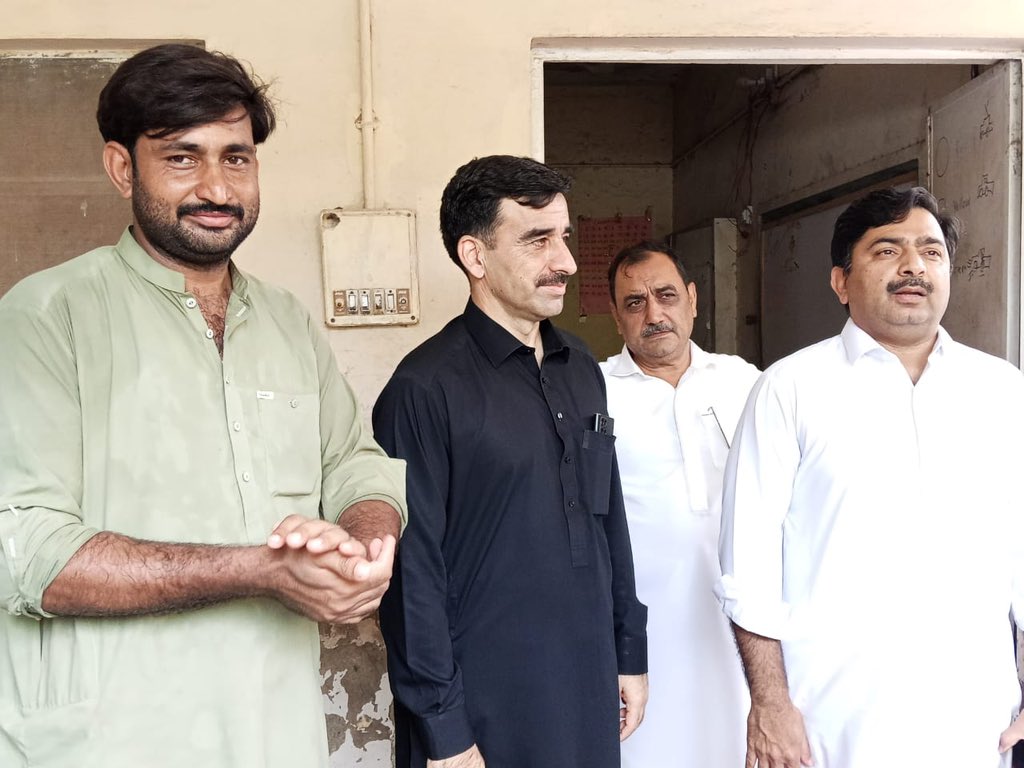 MeFaheem's tweet photo. خیبر پختونخوا حکومت کا شکریہ
سیکرٹری ابتدائی تعلیم خالد خان اور مینجنگ ڈائریکٹر ایجوکیشن فائونڈیشن قیصر عام کا خستہ حال گورنمنٹ پرائمری سکول نمبر 2 تاروجبہ ویلج کونسل جبہ خالصہ کا دورہ
 سکول کی ازسرنو تعمیر کا اعلان 
فنڈز بھی جاری کردیے گئے https://t.co/sMlVpKLi3d