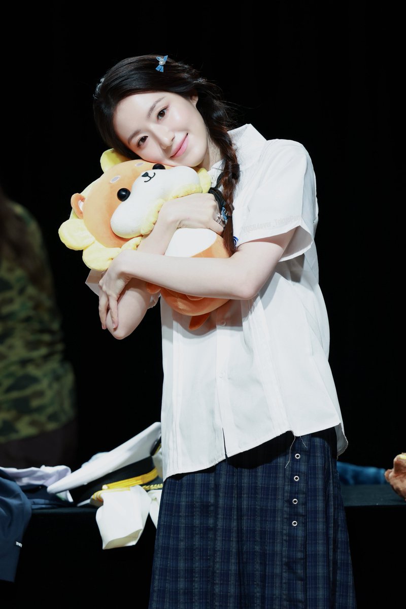 SHKYChelle's tweet photo. 260725 AM Fansign HQ 

Moya with 🌻 🫶🏻

#idle    #아이들      
#슈화  #舒華 #SHUHUA https://t.co/Yq4D100YrX