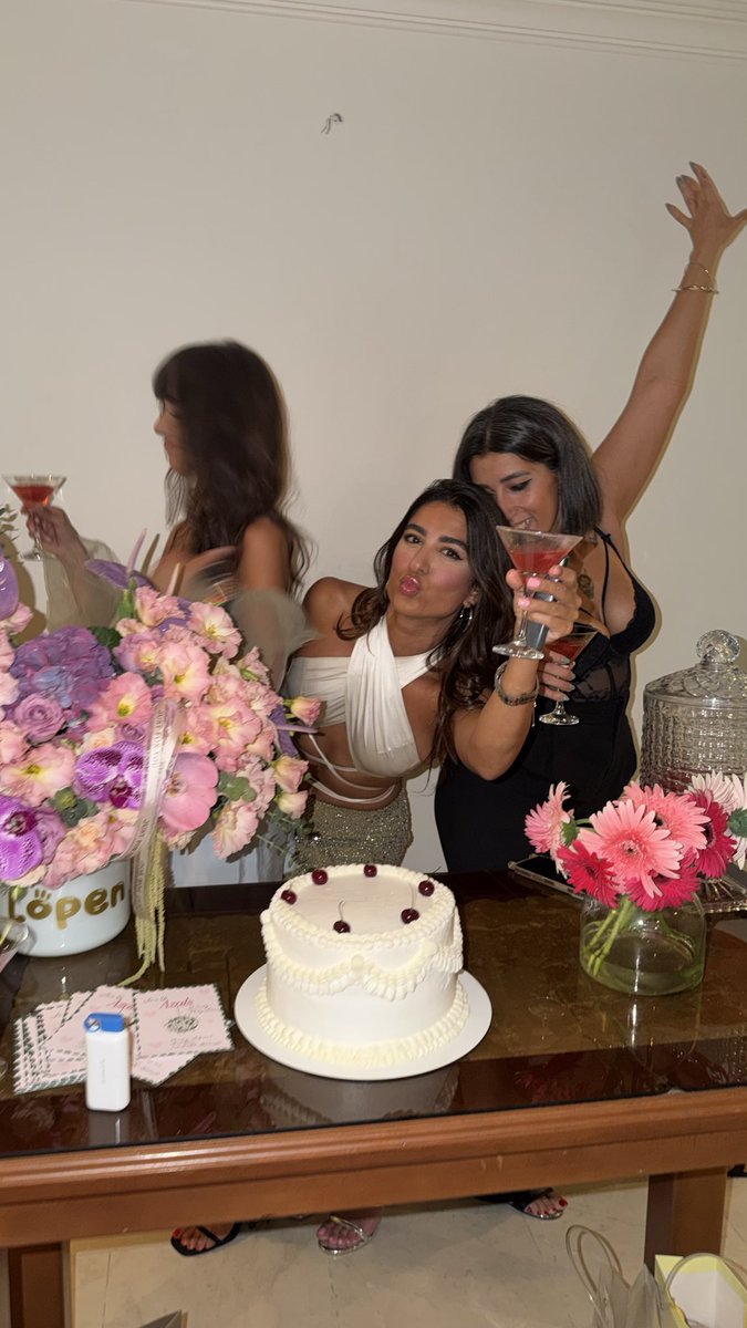 lealeaza's tweet photo. اینم از یک مرداد و شروع ۳۱ سالگی🎂 https://t.co/buk9q2gHUz