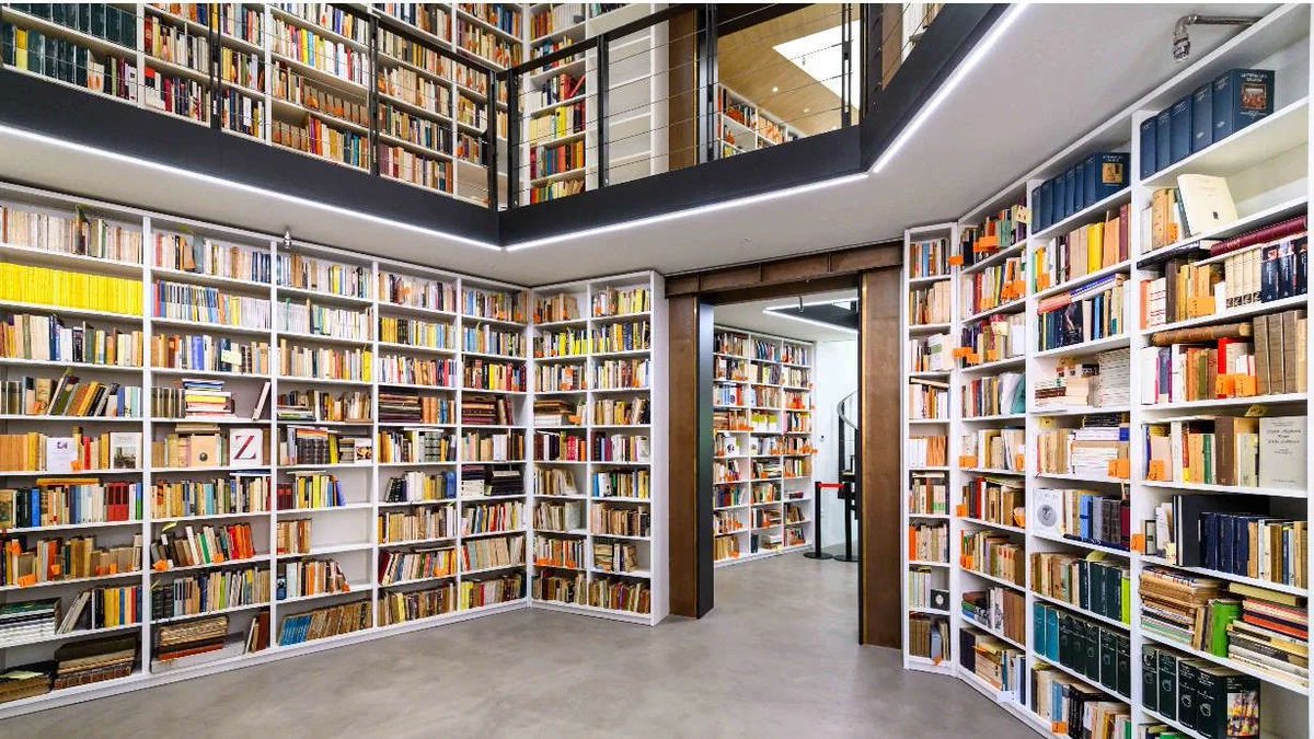 Fontistoriche's tweet photo. A Bologna inaugura la Biblioteca Umberto Eco.

Oltre 32mila volumi dalla sua casa-studio sono ora accessibili per restituire il metodo di lavoro dello studioso.

#fontistoriche #biblioteche #umbertoeco

https://t.co/In6bUuf5Mv https://t.co/7Mg6NUvNKZ