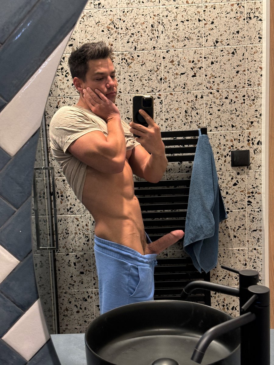 iamyourdaaddyy's tweet photo. Too hot to be your good decision https://t.co/mWf3S59wxL