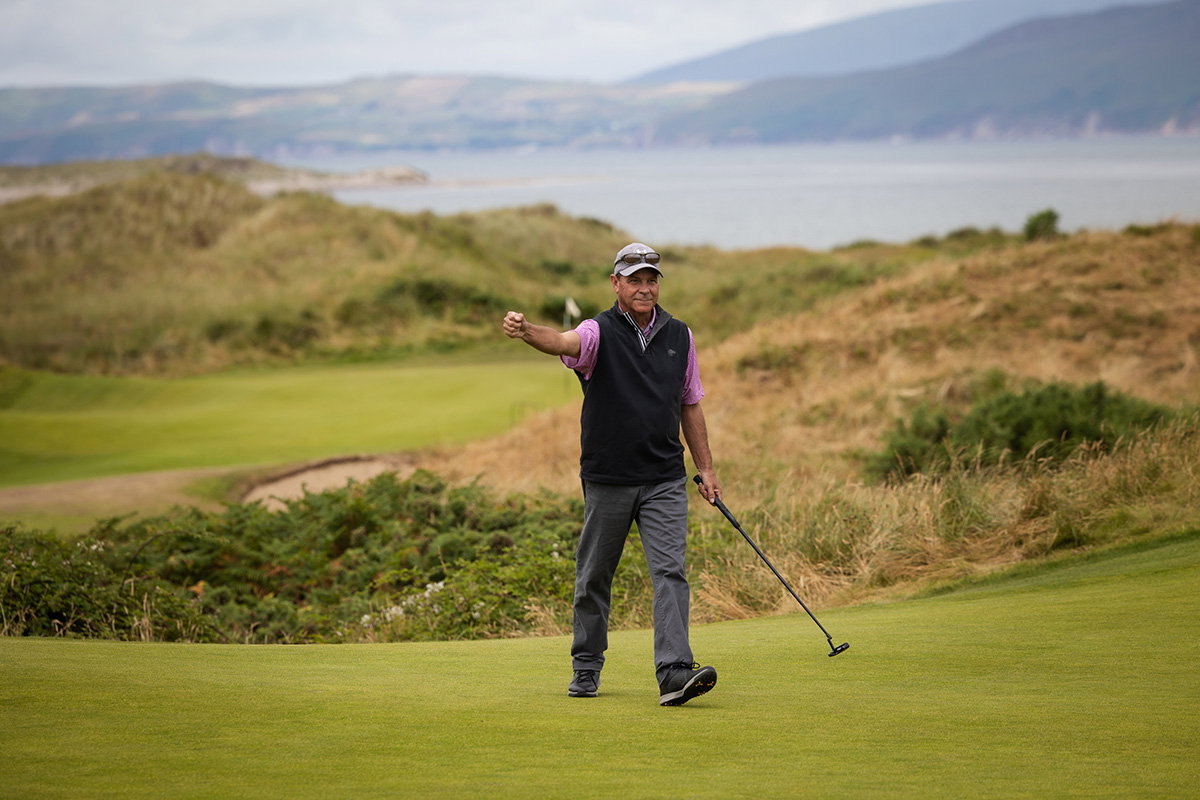 dooksgolfclub's tweet photo. Hope everyone is diving into the weekend with as much enthusiasm as Bob did from Charlotte, USA, nailing his birdie putt on No. 3 yesterday! #lovedooks #dooks #linksgolf https://t.co/m5p2fDoQ7W