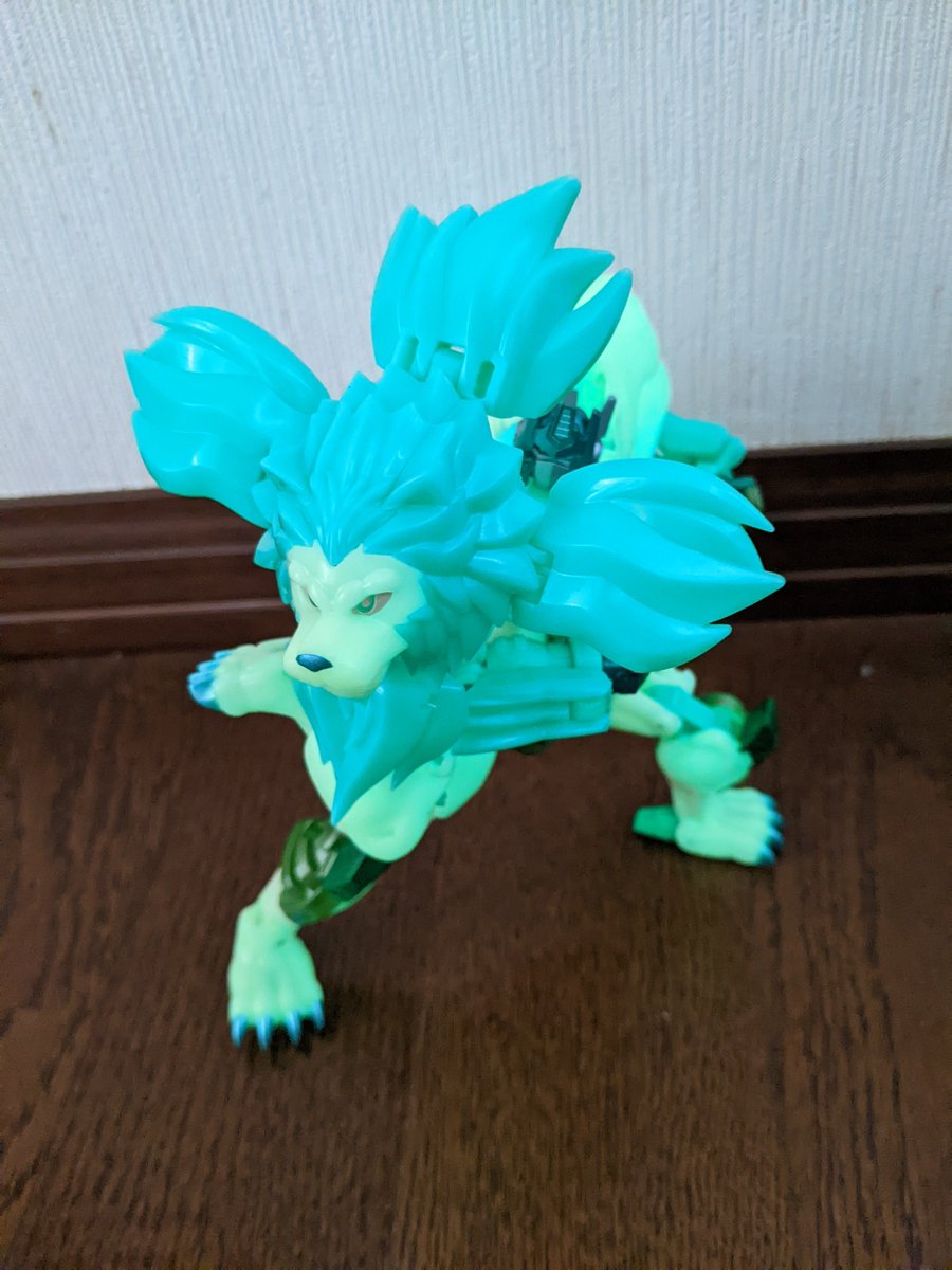 Na249786336's tweet photo. ニューレジェンズからライオコンボイ 伝説の緑のライオンverです。

実際に光らせてみで、想像以上に光ってくれてびっくりしました！
すごく幻想的な光り方をしますね。

＃トランスフォーマー https://t.co/yZv3qqlgBD