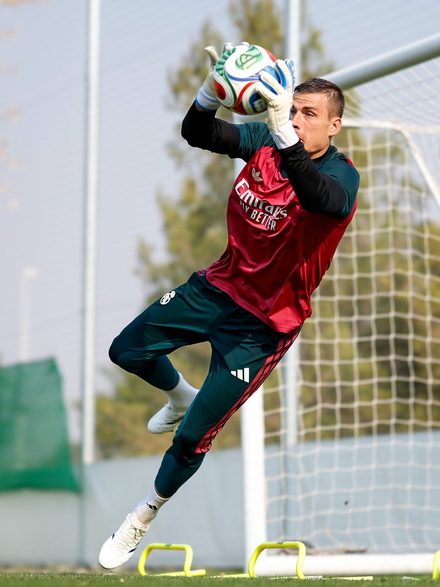 realmadrid's tweet photo. 🧤😤 @AndreyLunin13 https://t.co/kTPDVVrWol