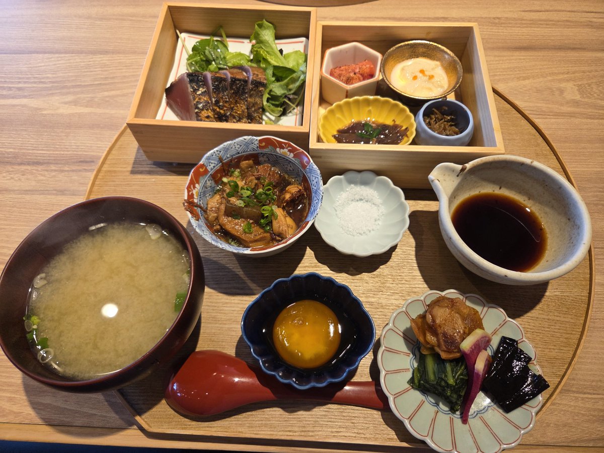 Choco21Love's tweet photo. お昼…銀しゃり　あぶりや✨️

こだわりのご飯、濃厚な卵かけご飯、鰹も美味しくて満足☺️他も食べたい🤩

たまには旦那の趣味を💨
隣の席、何人も入れ替わりで座ってくるから、落ち着かなかった😥見られるのも嫌だし😒

12000円増えたから良かった👍旦那は7000円だって💨

また外食しちゃうかー😏 https://t.co/jZqoSC3m4Z