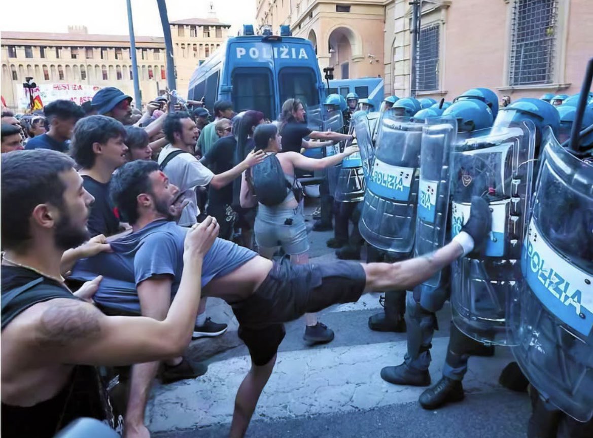 temistocle123's tweet photo. @4disera #fusani in nomen omen
Piazza pacifica. E’ arrivato il momento che questi individui vengano perseguiti per le dichiarazioni e l’istigazione alla violenza!!! https://t.co/TZJyLRs3Dc