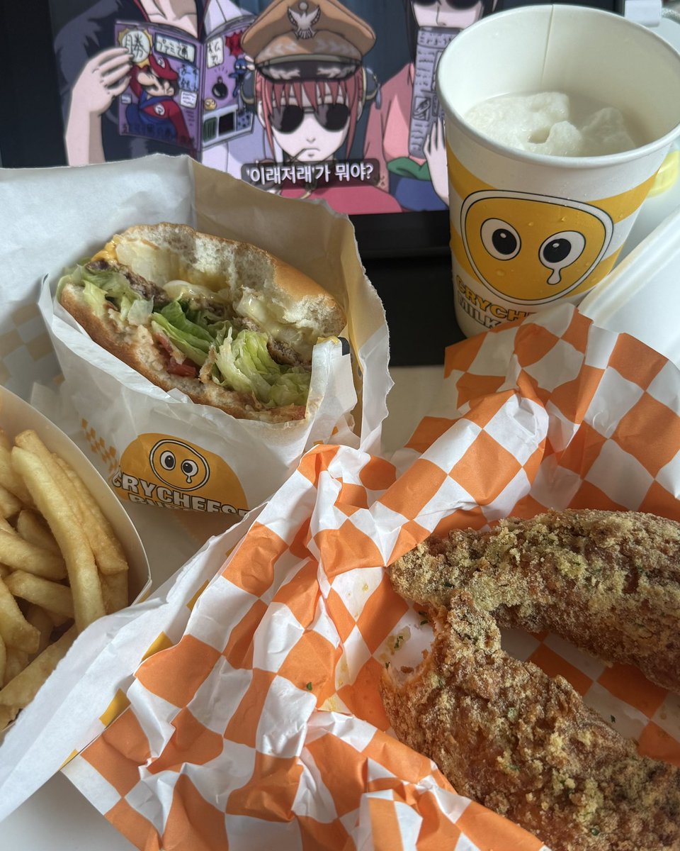 crycheese_kr's tweet photo. 오타쿠 신입의 주말 햄부기 수혈…🍔 크라이치즈버거는 주문 즉시 조리 시작해서 배달로 시켜먹어두 항상 뜨끈하구 맛이쒀여 밀크쉐이크에 감튀 왕창 담그구 햄버거 한입 베어무는순간 감튀도 입에 쑤셔넣으면 존맛 https://t.co/tY5ANcBd3L