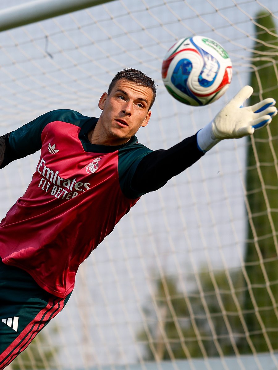 realmadridfra's tweet photo. 🧤😤 @AndreyLunin13 https://t.co/5dXWqAFvup