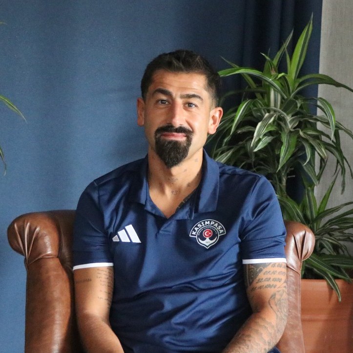 fanatikcomtr's tweet photo. 🗣️ Kerem Demirbay: Bundesliga’da oynamak benim için daha kolay. Türkiye’de oynamak kolay değil. Bunu herkes bilir. Çünkü Türkiye çok zor bir lig. Türkiye’de inanılmaz kaliteli oyuncular var. İnanılmaz isimler var. Türkiye’de şöyle bir şey de var; medya var. Herkese saygım sonsuz ama buradaki dinamikler çok farklı. Bugün iyi oynuyorsun, 2 sene seni taşıyor. Kötü oynuyorsun ama en değerli oyuncusun. İyi oynamıyorsun yerin dibine sokuluyorsun. Türkiye böyle bir dinamiklere sahip. 

Almanya’da öyle değildi. Bu iyi bir şey ama kötü de olabilir. Bu olay iki taraflı gidebilir. O yüzden burada futbol oynamak kolay değil. Kesinlikle de kolay bir ligde oynadığımı düşünmüyorum. Çok zor bir lig. Büyük isimler geldi, gitti ama birçoğu burada bir şey yapamadan gitti. Medya birçoğu için ‘Türkiye’de oynayacak kaliteye sahip değil' dedi.