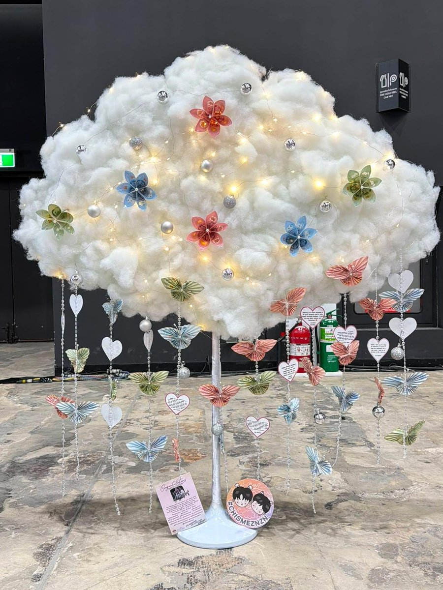 chismeznzn's tweet photo. Our "Rain of love" for NuNew! ✨🌧️💖

This gift has been prepared with NuNew in mind, and all the love it gives us and that we want to give back. 
That's why it contains hearts with messages from each of the people who collaborated! 🙌🏻🥰💕

Thank you NuNew for your love, your light, and your talent. We wish you love, abundance, success, happiness, and that more people love you in this new year of your life 🥹❤️

♡ @Daniella217R • @LupitaAnicacio
• @Ale_DarkTH • @ALSC1701 • @RubieAckerman • @NaeNori33 • @YueMinami1 • @AkihimeYukiKuro • @ElsyFigueroa20 • @Maria_carmen702 • @RALO01N • @dulcemariamota5 • @merryweatherh1 •  @lasmanitasdeznn ♡

NUNEW 25th BDAY
#ยิบห้าขวบนุนิวเดย์
#25HappyNuNewDay 
#NUNEW25thBDproject 
~♡ @CwrNew #NuNew 
[@MonkiiPP @NormalMomm @zee_pruk @iLeang21]