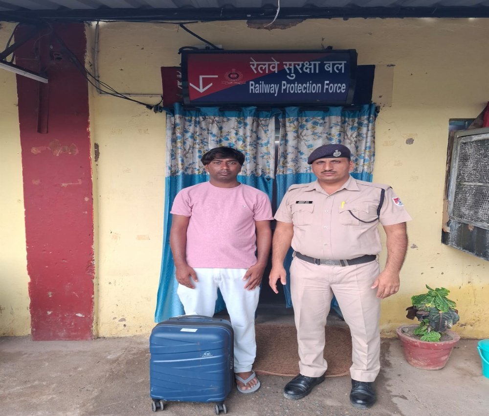 rpfsecrhq's tweet photo. @RailMinIndia @RPF_INDIA @secrail @GMSECR 
#OperationAmanat
"ऑपरेशन अमानत" पहल के तहत रेल यात्री के द्वारा प्लेटफॉर्म में भूलवश छोड़े गए सामान को #RPF पोस्ट उस्लापुर के बल सदस्यों द्वारा तस्दीक के उपरांत सुपुर्द किया गया।
#SewaHiSankalp https://t.co/bizhjhrdqr