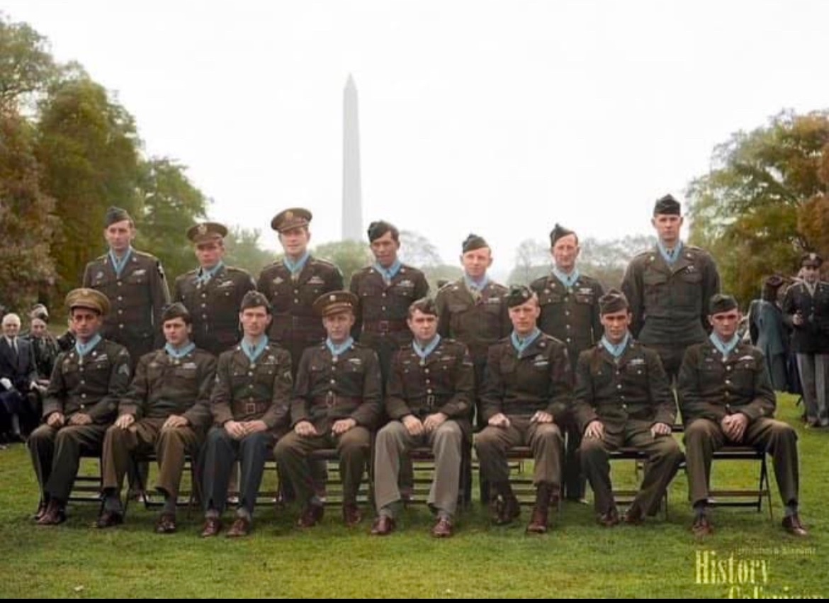Jason_R_Burt's tweet photo. At a ceremony in the White House Gardens, fifteen servicemen receive the Medal of Honor in 1945 from President Harry Truman. 🇺🇸 https://t.co/MCRzgP9B5L